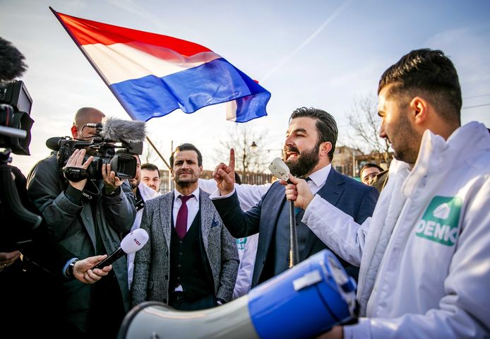 Denk-kamerleden Öztürk (rechts, pratend in megafoon) en Azarkan (links van hem).