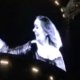 Hilarisch: Adele in paniek op het podium door mug