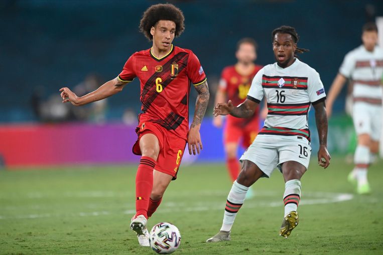 Axel Witsel (130 caps) tijdens de match tegen Portugal. Gemiddeld loopt een Rode Duivel op dit EK 9,85 kilometer per 90 minuten, wat meer is dan eender welke ploeg op het WK in 2018. 
 Beeld Photo News