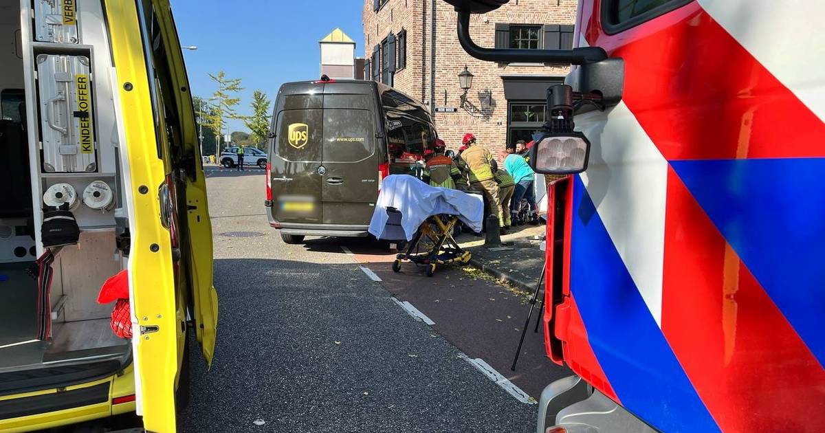 112 Nieuws: Jonge fietser zit bekneld onder bestelbus na aanrijding in Hardenberg.
