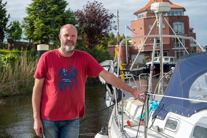 Martijn van Beers (50) vindt het onrechtvaardig dat hij niet op zijn boot Philos mag wonen, terwijl drie andere schippers al jarenlang een gedoogvergunning hebben.