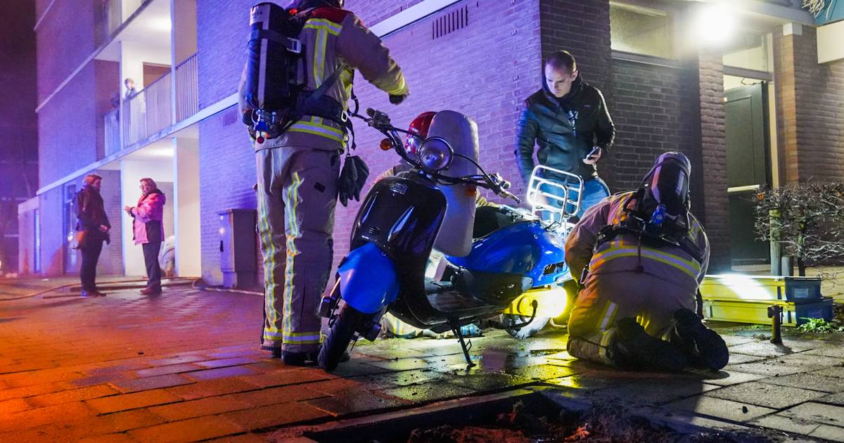 Brandende elektrische scooter zet Eindhovens flatgebouw in de rook Eindhoven AD.nl