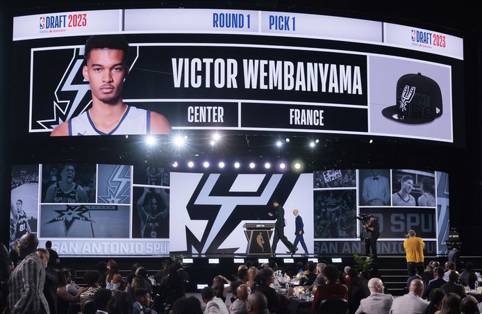 Victor Wimbanyama walks on stage at the draft.