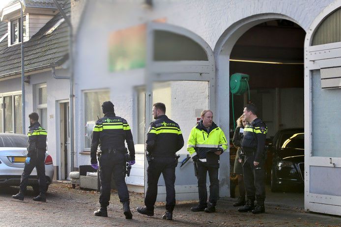 De politie tijdens de inval de autogarage in Den Bosch
