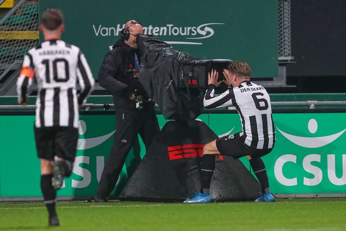 Willem den Dekker viert een van zijn doelpunten voor Gemert tegen ADO Den Haag.