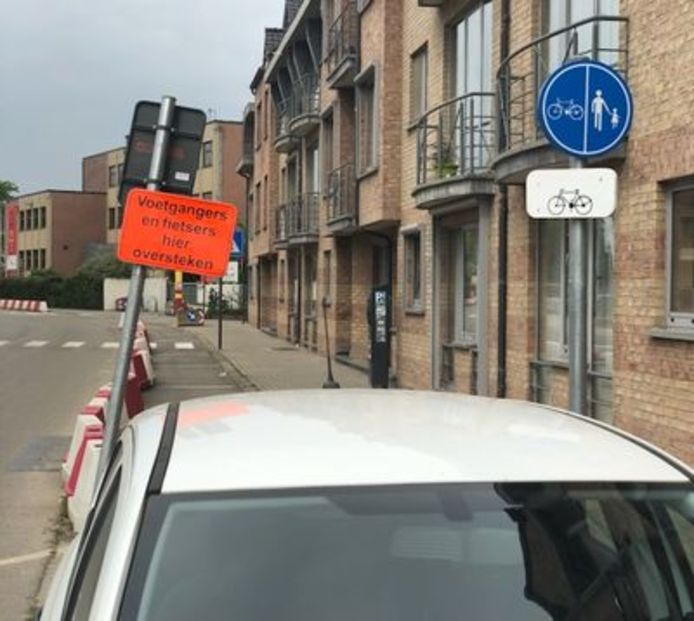Op dit punt in Tienen moeten fietsers en voetgangers plots de weg oversteken.