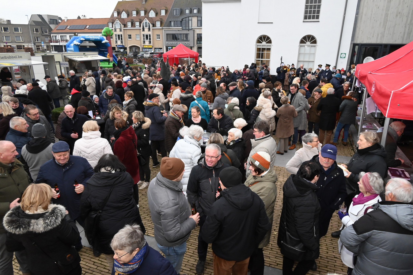 Gemeentebestuur Oudenburg klinkt samen met inwoners op 2024 | Foto | hln.be