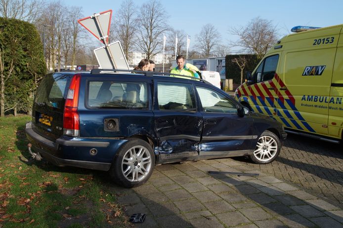 De schade na de botsing in Waalwijk.