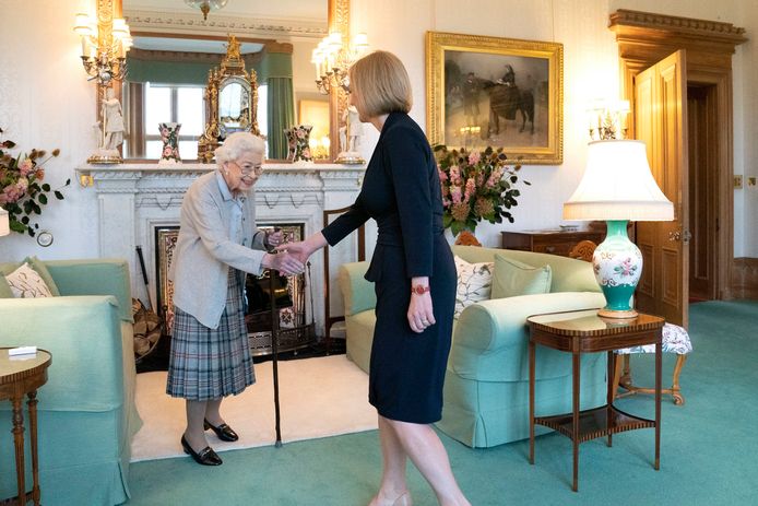 Le mani blu della Regina Elisabetta II durante il suo incontro con il Primo Ministro Liz Truss.
