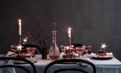 Zo maak je een spectaculaire kersttafel. Ga voor verschillende hoogtes en vermijd grote boeketten
