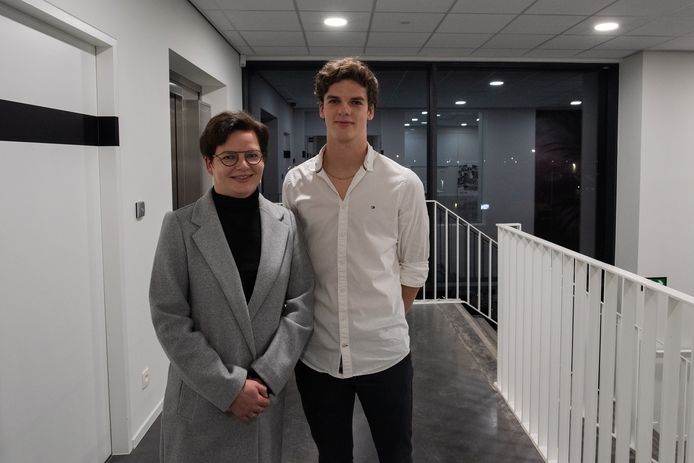 POPERINGE De Poperingse tandarts Ilse Debruyne en haar zoon Mathias Osaer. Op maandag 20 december gunden de stad en AGB De Kouter de concessie voor de bouw en uitbating van in- en outdoortennis- en padelinfrastructuur aan de vennootschap (in oprichting) TEPABO van Ilse Debruyne. Deze investeerder plant op de sportzone een nieuwbouw met 3 indoorvelden, 7 outdoorvelden, een indoor boulderklimzaal en een cafetaria.