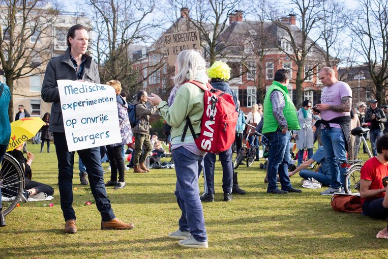 Protest tegen de coronamaatregelen op het Amsterdamse Museumplein. Beeld Hollandse Hoogte