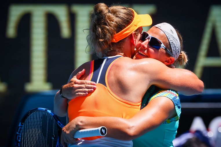 Een omhelzing tussen Elise Mertens en Kirsten Flipkens in Melbourne Park. 