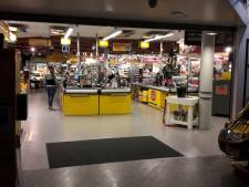 Tegelijk met mij denderde een kudde scholieren de Jumbo binnen: eenzame jongeren haal je er niet uit in de supermarkt