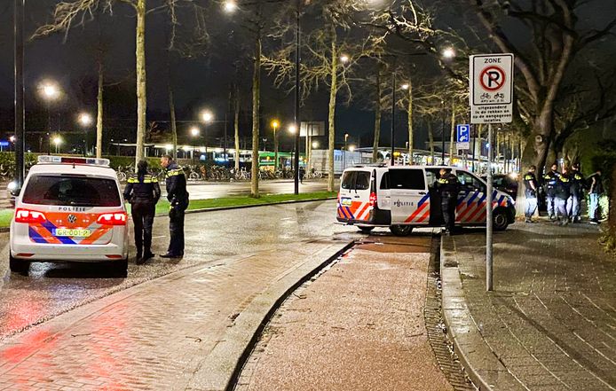 Grote aantallen politieagenten bij de rotonde van de Burgemeester de Raadtsingel.