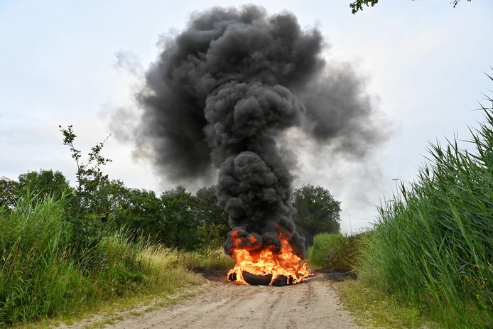 Langs de A58 bij Moergestel werd een stapel tractorbanden in brand gestoken. Daardoor moet verkeer op de snelweg langzamer rijden.
