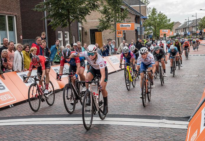 De etappe in Gennep in 2019. Lorena Wiebes wint in de Brugstraat. Vorig jaar ging de etappekoers vanwege corona niet door.