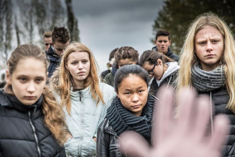De leerlingen luisteren naar het verhaal van de gids. Beeld Marlena Waldthausen