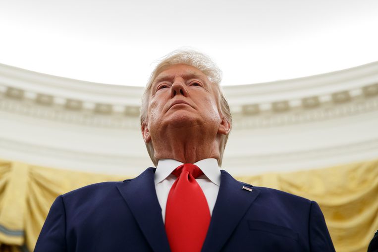 President Trump tijdens een medaille-uitreiking in het Oval Office.  Beeld AP