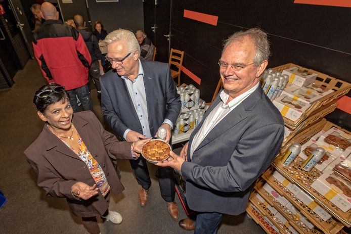 Voedselbank Alphen. Voorzitters René de Jong en Dirk van Kampen delen uit.