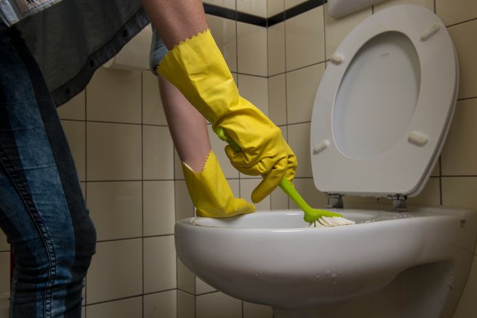 Een toilet wordt schoongemaakt