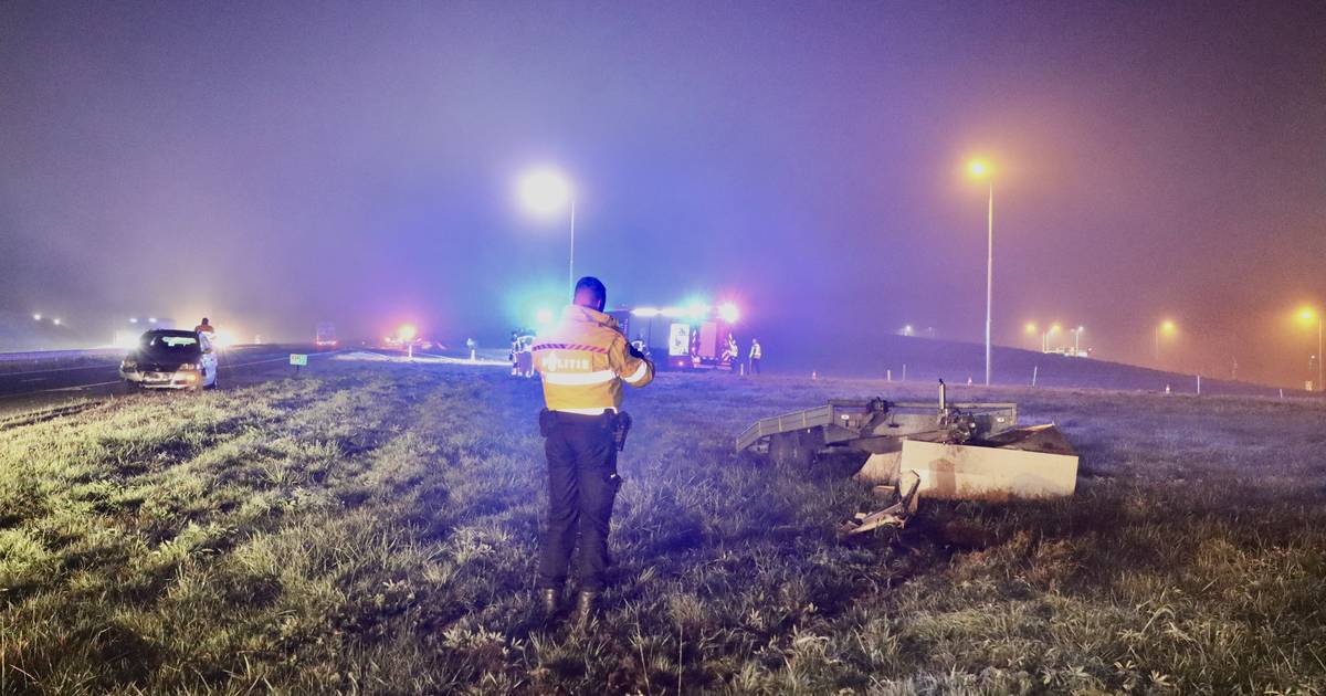 Veel schade na kop-staartbotsing op A1 bij Oldenzaal: aanhanger vernielt schakelkast Rijkswaterstaat.