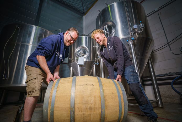 Mark Strooker (l) en Bart-Jan Hoeijmakers van de Utrechtse brouwerij Oproer.
