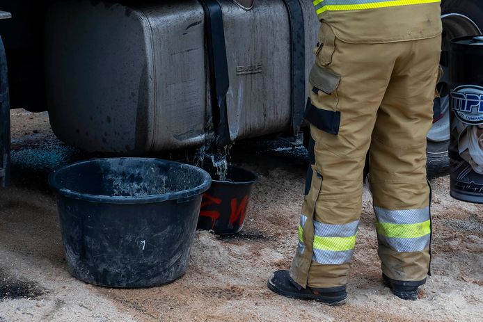 De tank van een truck ging lekken na een aanrijding in Oss.