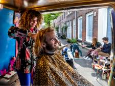Kapster Nikki (34) tourt door Utrecht in haar reizende kapperszaak: ‘Een salon aan huis wilde ik niet meer’
