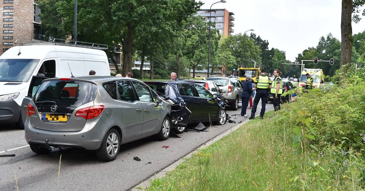 Kettingbotsing in Apeldoorn: twee gewonden en veel schade.