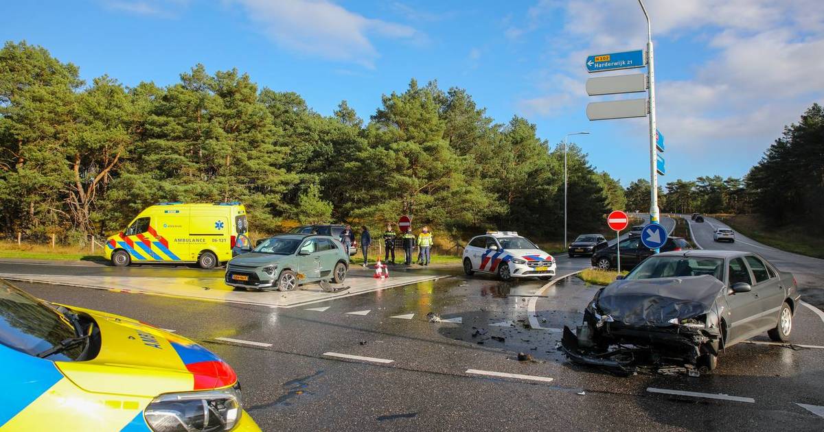 Harde botsing tussen twee autos in Uddel; inzittenden komen met de schrik vrij.