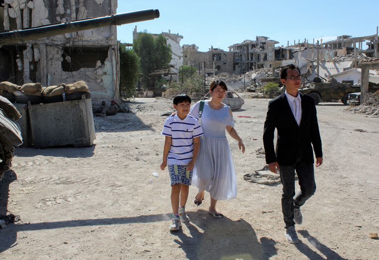 Chinese acteurs uit de film lopen rond op de set in Hajar al-Aswad.  Beeld Reuters