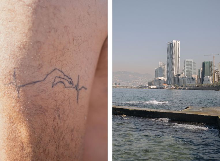 Mahmoud zwemmend in de zee bij Beiroet. De tatoeage op zijn arm staat voor de veerkracht die het zwemmen hem heeft gebracht. Beeld Aline Deschamps