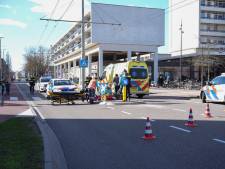 Fietser gewond door aanrijding met auto op zebrapad in Arnhem