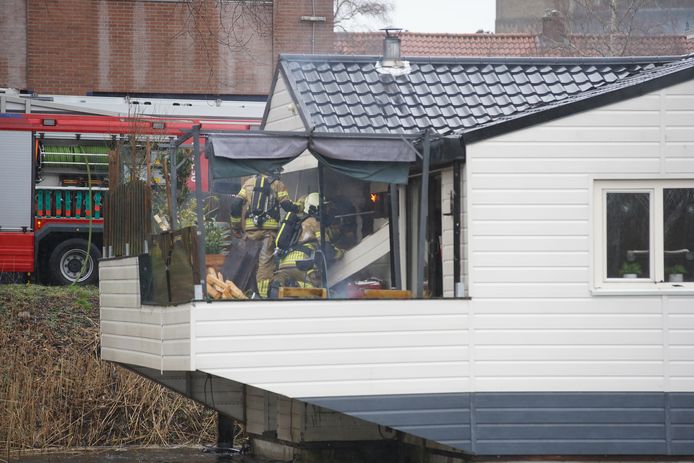 Op een woonboot in Deventer is zondagmiddag brand uitgebroken.