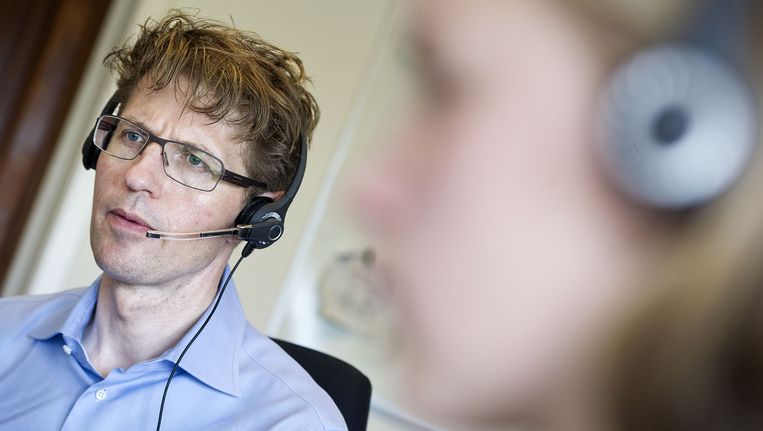 Staatssecretaris Sander Dekker (Onderwijs) bij het belteam van het Landelijk Aktie Komitee Scholieren (LAKS). Beeld anp