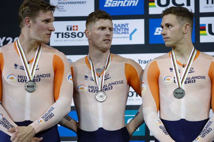 Roy van den Berg, Harry Lavreysen en Jeffrey Hoogland kregen zilver omgehangen.