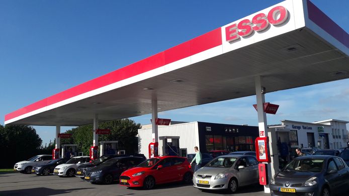 Acht gele nummerborden op een rij bij een Esso-tankstation in het Vlaamse Essen. Het benzinetoerisme tiert nu nog welig.