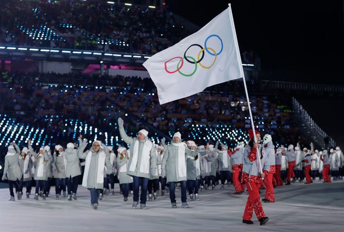 De olympische vlag voor de Russische atleten: een beeld dat we vandaag opnieuw zullen zien tijdens de sluitingsceremonie in Pyeongchang.