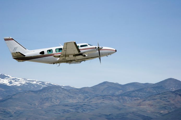 Een Piper PA-31-350-vliegtuigje.