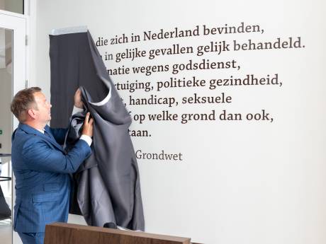 Artikel 1 van de Grondwet te zien in publieksruimte gemeentehuis Putten