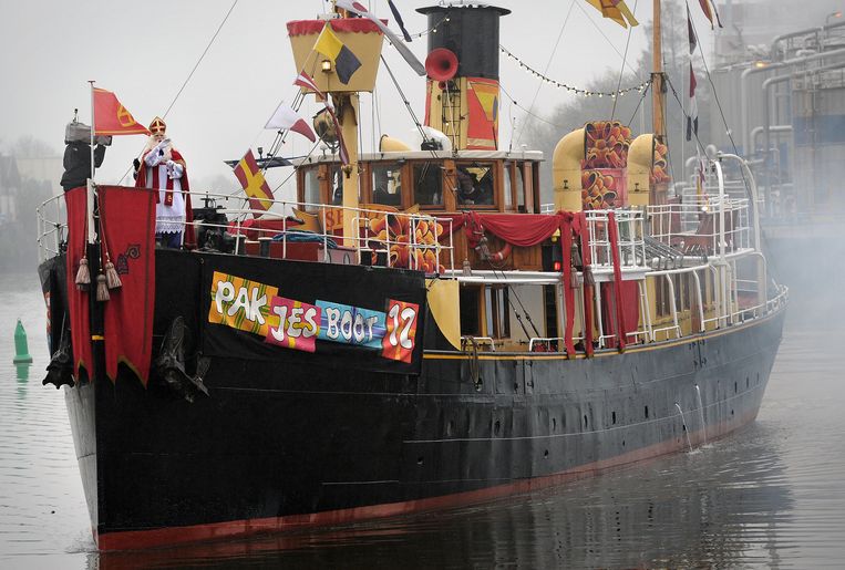 De Pakjesboot 12 bij aankomst in Gouda. Beeld Marcel van den Bergh / de Volkskrant