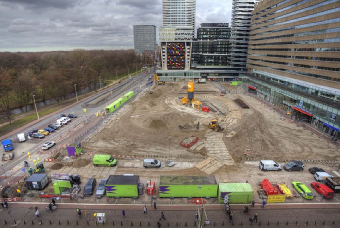 Het Koningin Julianaplein als bouwput begin 2017. Ook de komende jaren blijft het nog zo.