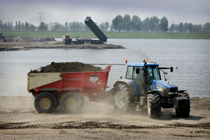 Om de plas minder diep te maken en de oevers minder steil is jarenlang veel grond gestort, waaronder ook verontreinigde grond.