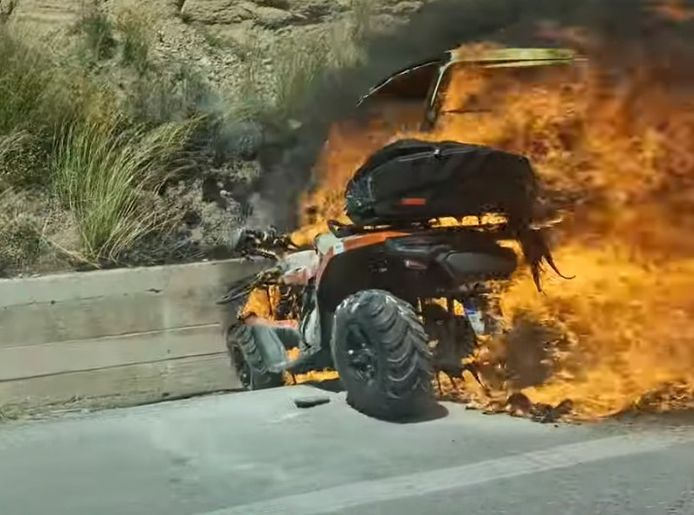 De quad vloog meteen na de crash in brand.