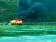 Verkeersruzie loopt uit de hand, scooterrijders steken auto in brand