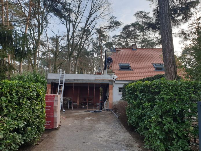 Een brand beschadigde een dak in de Nieuwe Dreef in Rijmenam. De schade bleef gelukkig beperkt tot de buitenzijde van de woning.