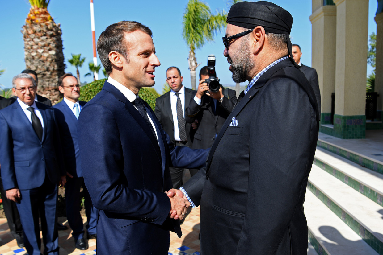 Macron is niet de enige prominente politicus die misschien gehackt is met Pegasus: ook het nummer van de koning van Marokko, Mohamed VI (rechts), staat in de database.  Beeld Reuters