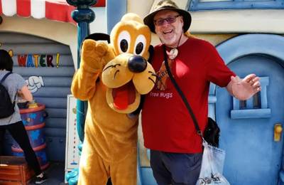 Nieuw wereldrecord: Jeff (50) gaat 2.995 dagen op rij naar Disneyland