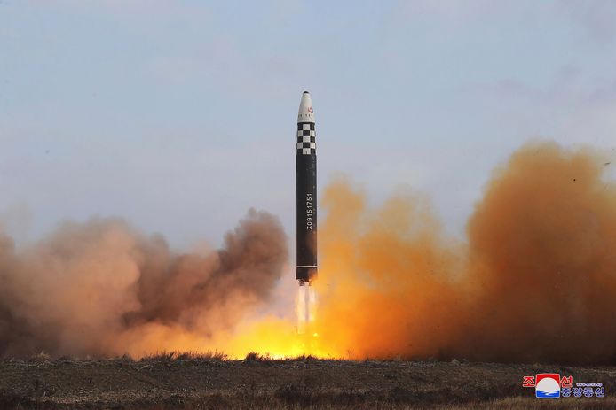 De lancering van Noord-Korea's grootste langeafstandsraket ‘Hwasong-17' (18/11/2022).